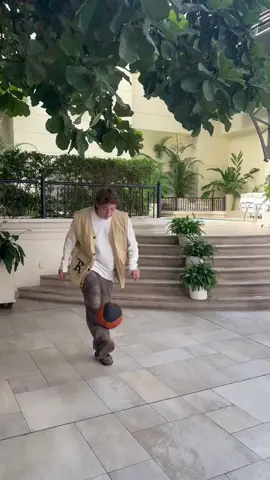 A post by @paulolondra on TikTok caption: Escuchen flashbacks 9 señores, que mi emoción se note, desfruten la música que la vida es pa gozar 