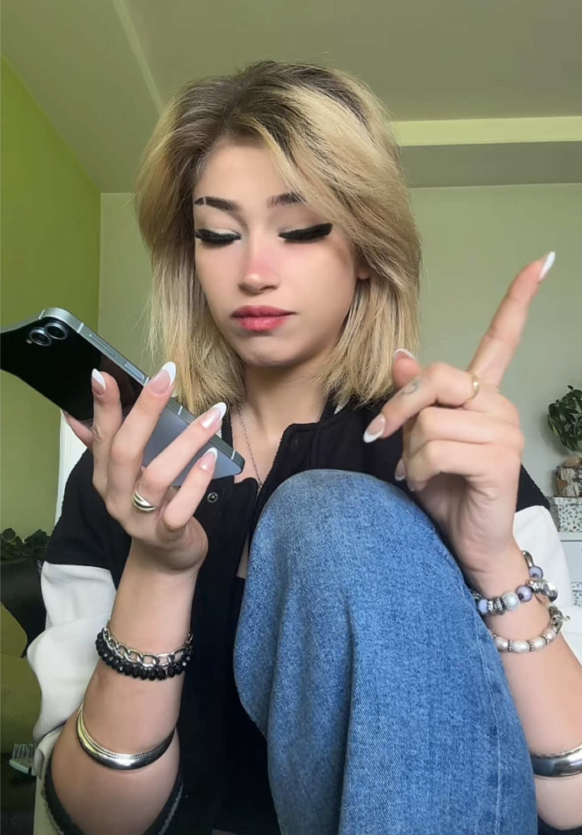 A post by @linsho on TikTok caption: Прекарайте един ден с мен и моя  AI асистент! 🥰 Споделете как бихте го използвали вие във вашето ежедневие? 📲💙 #TeamGalaxy #galaxyzflip6 