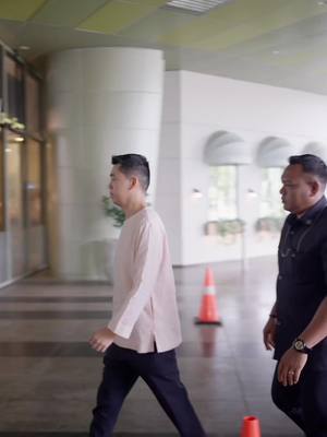 A post by @yang on TikTok caption: Tiba-tiba jumpa 😳 Masuk live Pinn Yang 22 Mei 8pm! ❤️ #pinnyang #elianto