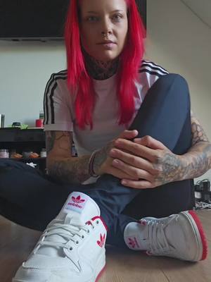 A post by @steff_fanny_dr3 on TikTok caption: #diegehirnakrobaten #wirsindnichtnackt #ostdeutschearroganz #teamcrazychaos #farbeunterdiehaut 
