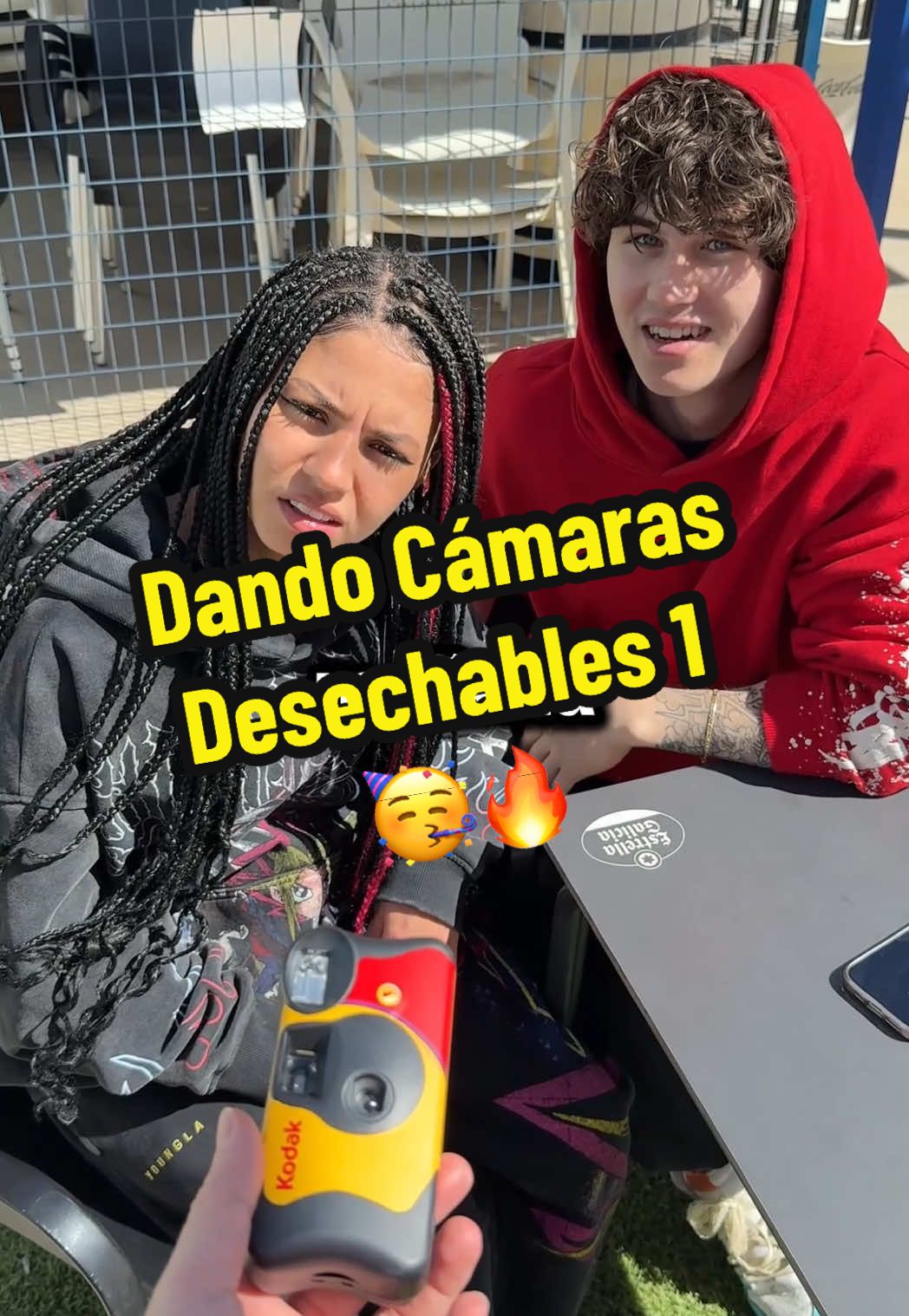 A post by @ on TikTok caption: Dando Cámaras desechables a desconocidos 1!!🥳🔥 #parati #viral 