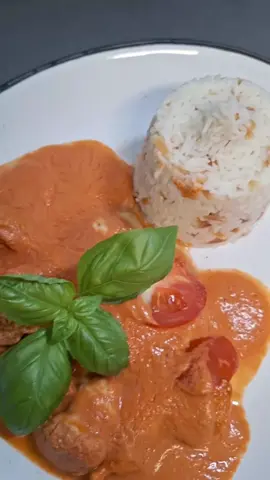 A post by @kochen.macht.spa on TikTok caption: Hähnchen Tomate Mozzarella mit Reis Rezept  1 kg Hähnchenbrust  3 tl Paprika Edelsüß  2 tl Salz  1 tl Pfeffer  200g Schmand  800g gehackte Tomaten  1 tl Zucker  1 tl Salz  1/2 tl Pfeffer  2 Tomaten  2 Mozzarella Kugeln  etwas Basilikum  #hähnchen #tomate #mozzarella #kochen #lecker #food #essen #Foodie #funny #FoodLover #trends #rezept #einfacherezepte #schnellerezepte 