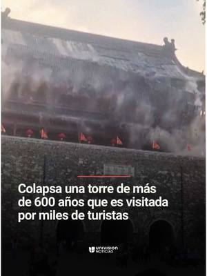 A post by @uninoticias on TikTok caption: ‼️🏯 El colapso de una histórica torre de más de 600 años que es visitada por miles de turistas.  Ante la mirada de cientos de visitantes, las tejas cayeron del techo de la emblemática Torre del Tambor de Fengyang, en China. Fue construida en 1375 durante la dinastía Ming. Aunque alarmó a los turistas, no se registraron heridos. #Trends #accidente #accident #China #Fengyang #turistas #viajeros #Trip #Uninoticias #UnivisionNoticias
