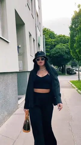 A post by @elenutza95 on TikTok caption: Vagaboantele mele vă iubesc🥹🤍👜#caidee 🙃#numazic 🤣#viena ♥️