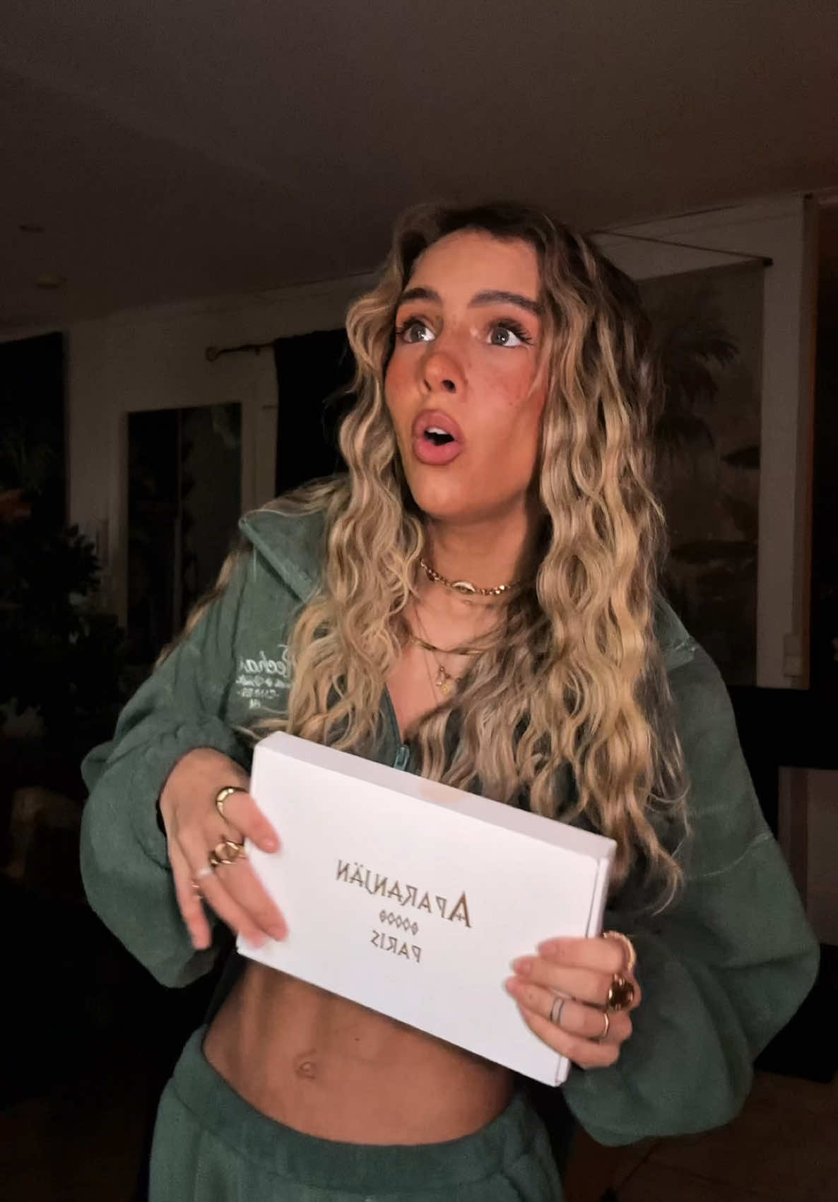 A post by @didivalls on TikTok caption: Ils m’ont jamais ghostée eux 🥹 Merci @APARANJAN_PARIS je suis love 🤍jamais déçu 😻(produits offerts) #fyp #girls #pourtoii #humor #humour 