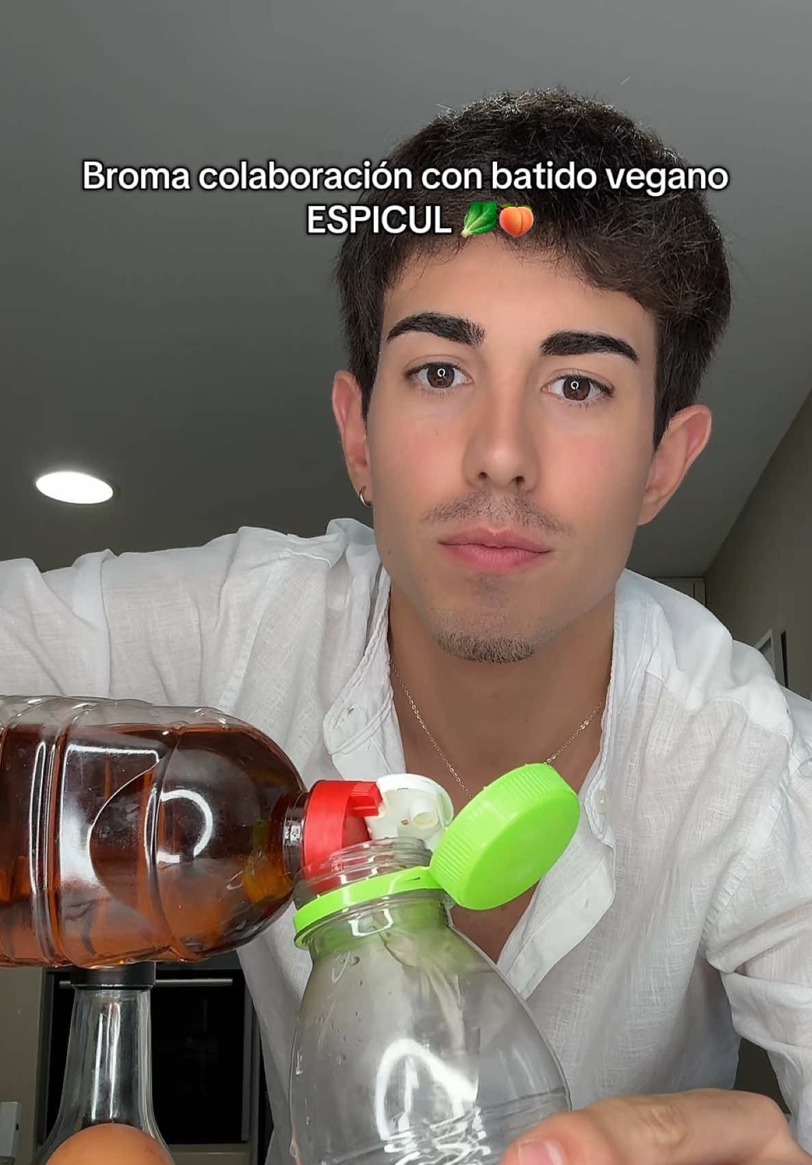 A post by @hugocalafer on TikTok caption: #broma colaboración con batido vegano ESPICUL 🥬🍑 #comedia #mama #mom #comedy #prank #risa #family #familia #challenge #reaccion #reto 