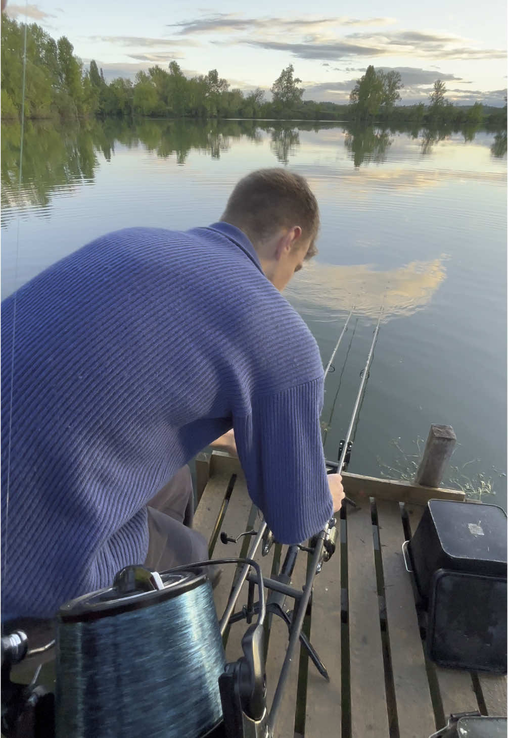 A post by @julien_josselin_scale on TikTok caption: Quand ça déroule trop et que ton collègue en a marre, on est jamais content 😅😂 ▪️ #bigfish #bigfishing #carprun #carpe #carp #carpfishing #frenzyfishing #angler #pecheur #fish #bigfish #bigone #poisson #lakefishing #lake #savage #wildfishing #springfishing