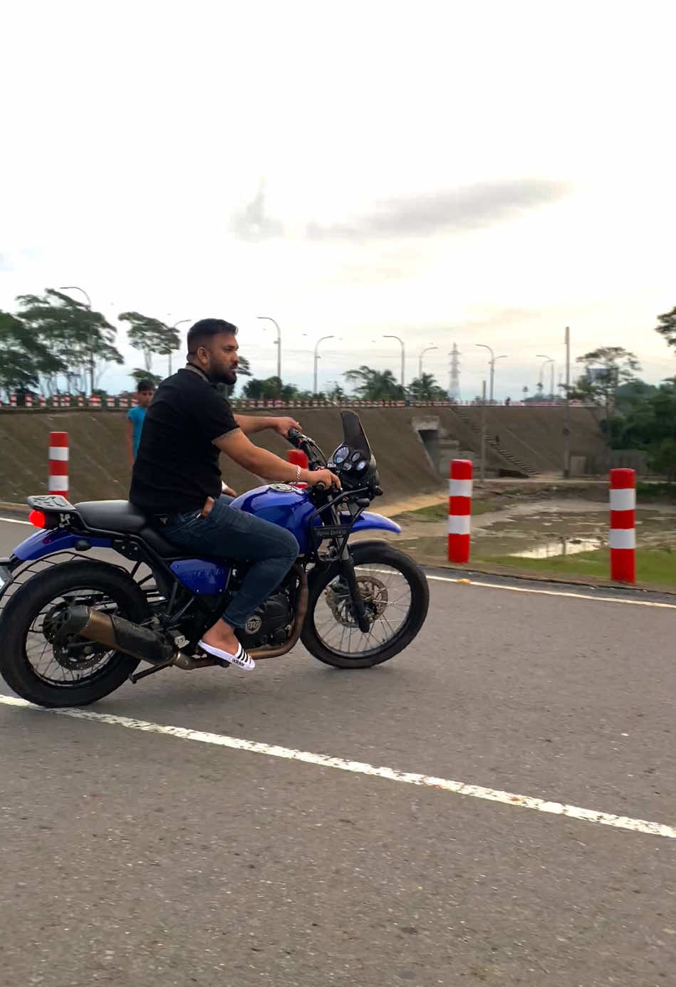 A post by @ashrafmiahsrz on TikTok caption: 😎❤️#ashsrz #bangladesh🇧🇩 
