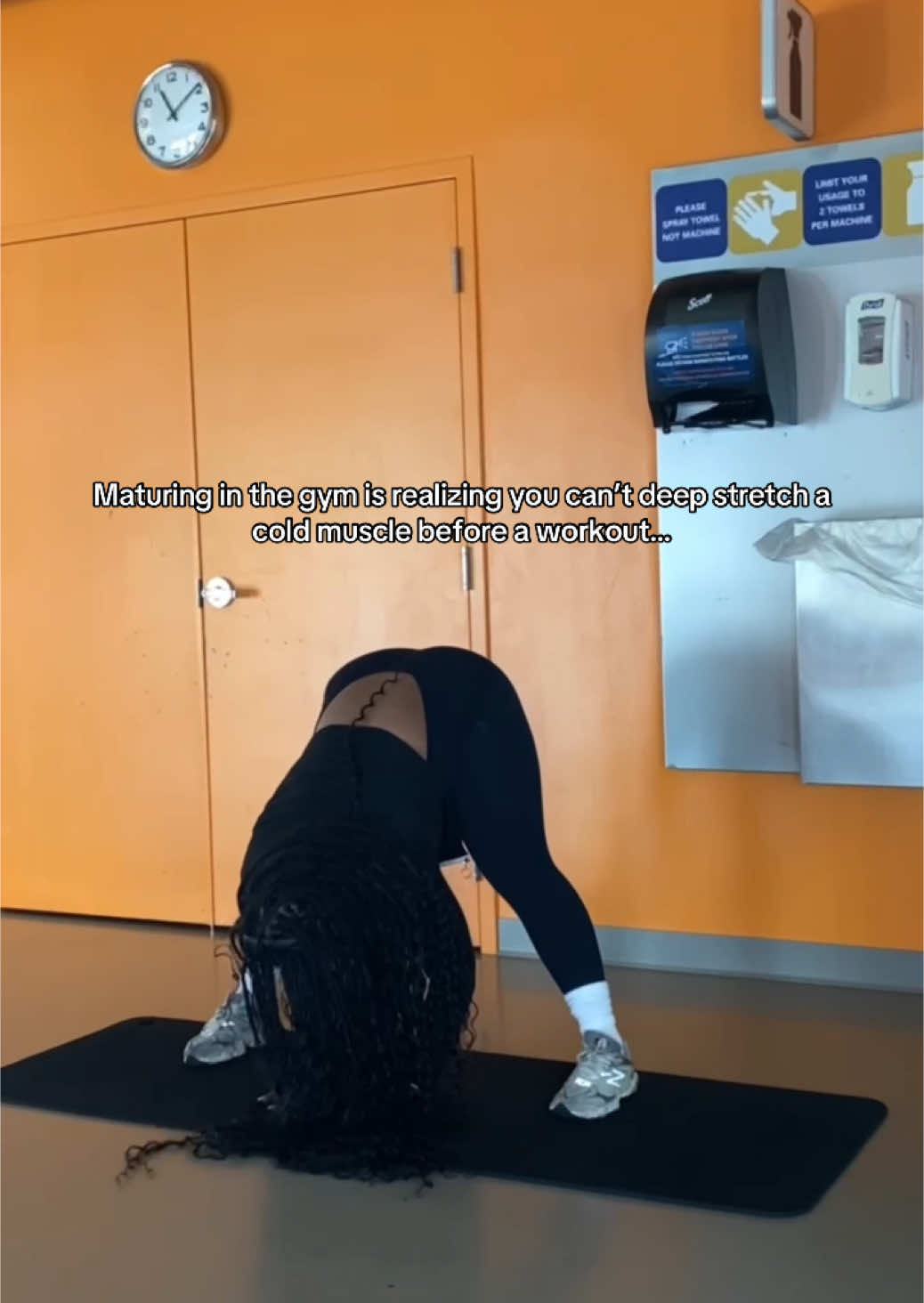 A post by @qdaedae on TikTok caption: Doing deep stretches before working is backwards…I was always told that but was too stubborn to listen…. Can’t stretch a muscle that hasn’t been worked yet..static or deep stretching is best after a workout….dynamic stretching or a general warmup is great before you start your workout hope this tip helps ❤️💪🏾 #gymgirl #gymmotivation #girlswholift #glutesworkout #gymtok 