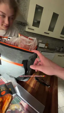 A post by @itsjabulani on TikTok caption: mainos HOK-Elanto & Herkku Grills 👨🏼‍🍳 lounaslähetti palaa palvelukseen! Siis tää on grillihitti, mökki + tämä =❤️