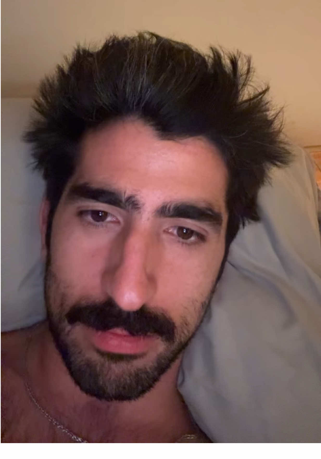 A post by @jezzzini on TikTok caption: parece que nos hicimos una videollamada