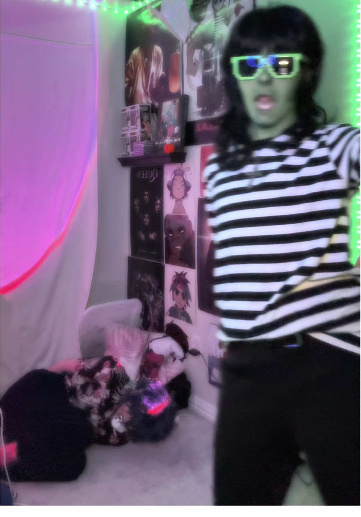 A post by @stupothead on TikTok caption: Accidentally knocked over the ring light at the end oops // Got to see bsf again after so long nd we finally got around to cosplaying these two boneheads >:) (don’t look at me for too long I look YUUUCK) @Ollie |-/ #cosplay #gorillaz #gorillazcosplay #2dgorillaz #gorillaz2d #2dgorillazcosplay #stuartpot #2dcosplay #murdoc #murdocniccals #murdocgorillaz #murdoccosplay #ifarted 