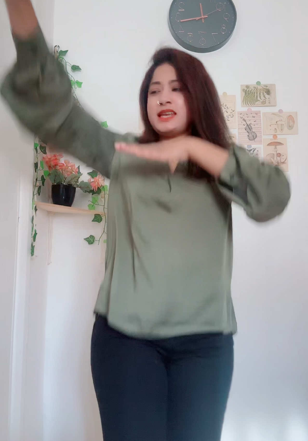 A post by @renaahmed_29 on TikTok caption: 💃💃💃#renaahmad #foryou #foryoupage #viralvideo #followme #unfreezemyacount #london🇬🇧 #bdtiktokofficial🇧🇩 