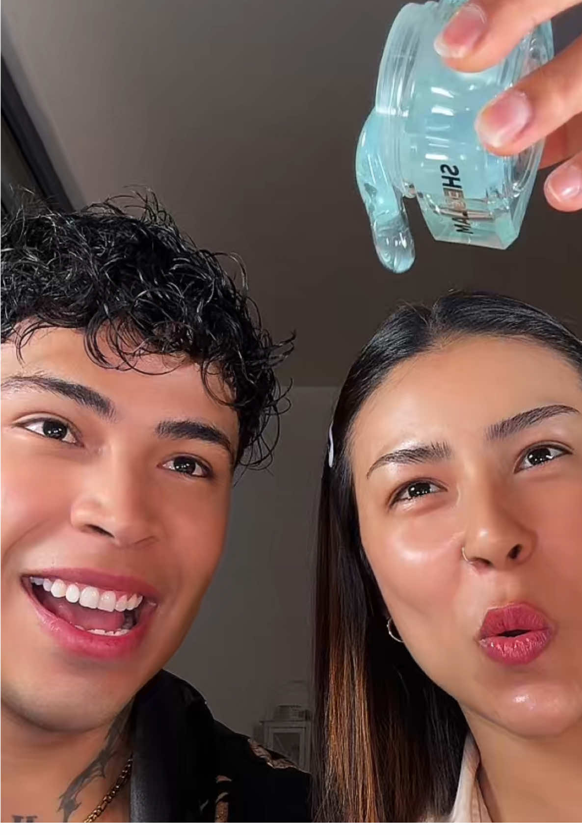 A post by @lossiblings_ on TikTok caption: Se convirtió en uno de nuestros productos favoritos, parece magia para la piel✨ #SHEGLAMHydroSlimePrimer #SHEGLAMSlimePrimer #SHEGLAM @SHEGLAM 