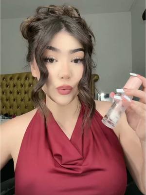 A post by @montpantoja on TikTok caption: HACIENDO EL GLOOS VIRAL 🫦✨