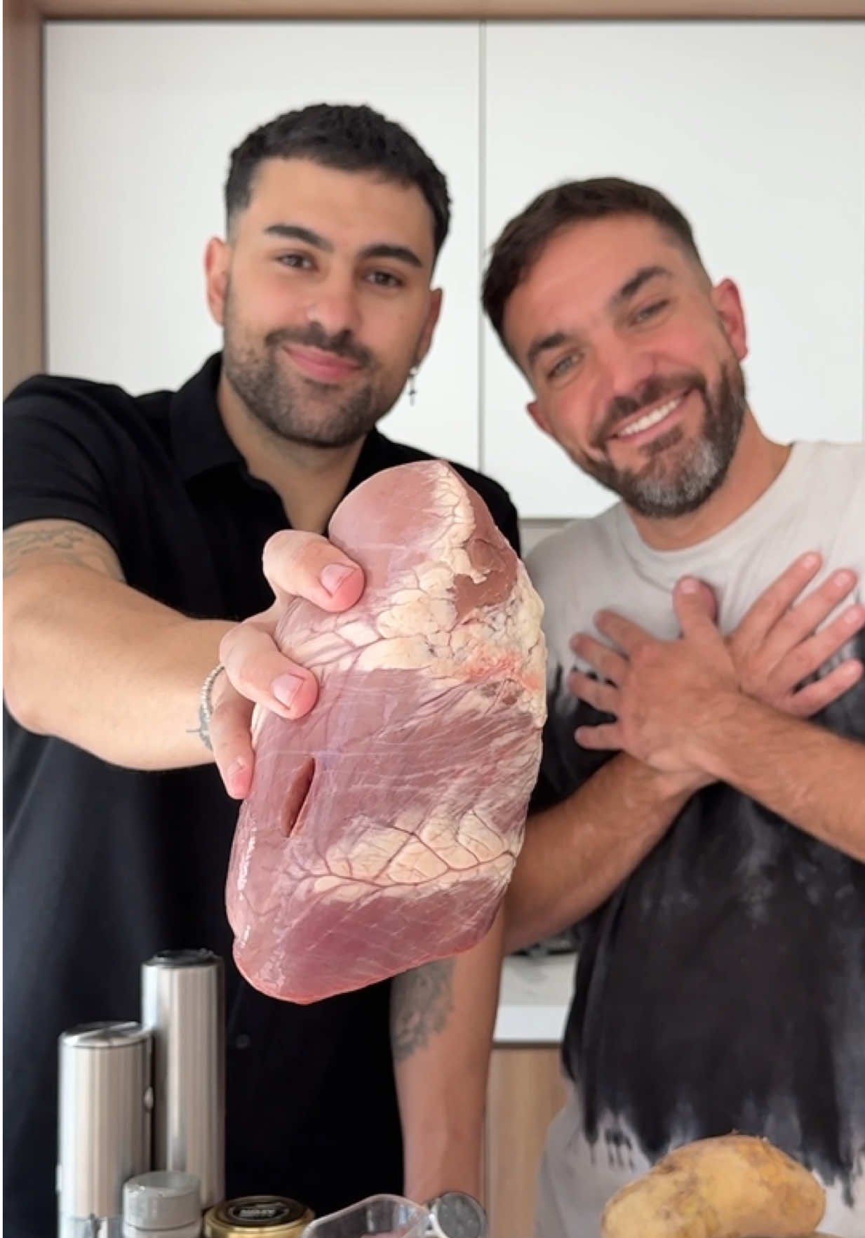 A post by @lasrecetasdesimon on TikTok caption: COCINAMOS CORAZÓN DE RES: Vamos a hacer unos Anticuchos 🇵🇪 • Hace poco estuvimos juntos en Perú y quedamos fascinados con esta receta! Nunca lo habíamos probado y realmente nos encantó, así que acá se las mostramos! Lo clave es que el Corazón es super económico y a su vez, si lo sumas en tu próximo asado todos van a quedar más que sorprendidos! Vos confía 😉 • 𝕀𝕟𝕘𝕣𝕖𝕕𝕚𝕖𝕟𝕥𝕖𝕤: • 1 Corazón de Res🫀 • 1 Diente de Ajo 🧄 + 1cdita de Sal, Pimienta, Comino y Orgegano 🌿  • 1cda de Pasta de Aji Panka (en caso de no conseguir, hacelo sin, o reemplaza por algún aderezo similar que tengas, aunque no es lo tradicional!)  • 1 Taza de Vinagre de Alcohol  • En cuanto a: ¿Qué gusto tiene el corazón? 🤔Diríamos que es algo similar al hígado, pero como más carnoso… no se. Mejor pruébenlo y después nos dicen en comentarios 🫶 • #anticuchos #comidaperuana #corazon 