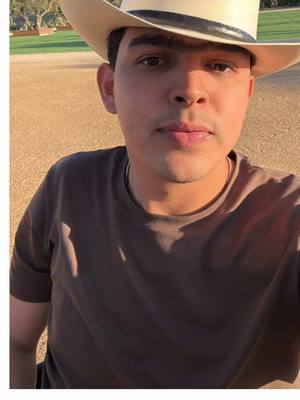 A post by @panterbelikiki on TikTok caption: Este soy yo leyendo los comentarios jaja😝