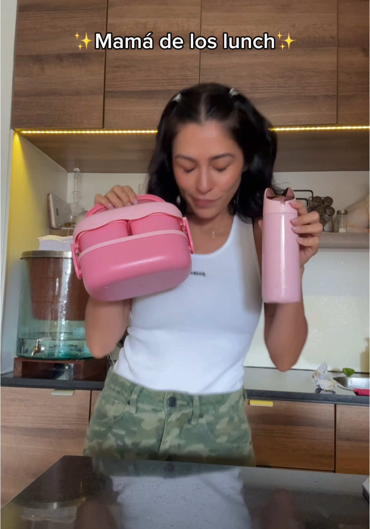 A post by @alebananaa on TikTok caption: Miércoles de llevarle el almuerzo al cole a la Titina 🌝🫰🏻✨