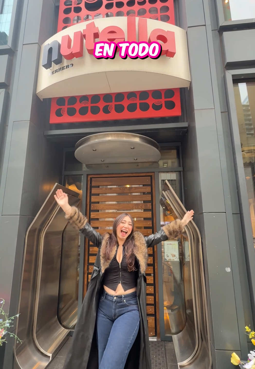 A post by @fervegs on TikTok caption: FUI AL ÚNICO CAFÉ DE NUTELLA EN EL MUNDO PERO…. ESTUVO HORRIBLE?! 🤢🍫  este café de nutella es un imperdible en tu viaje a Chicago que no encontrará en ningún otro lugar en el mundo