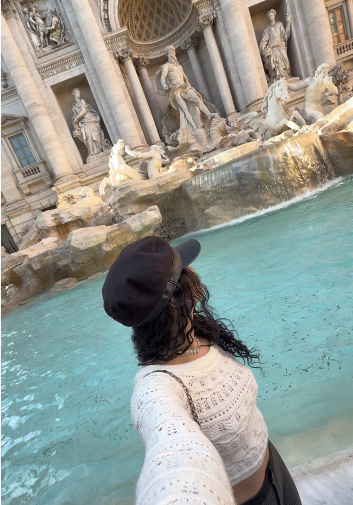 A post by @byniart on TikTok caption: Amando estar en Roma 😍❤️