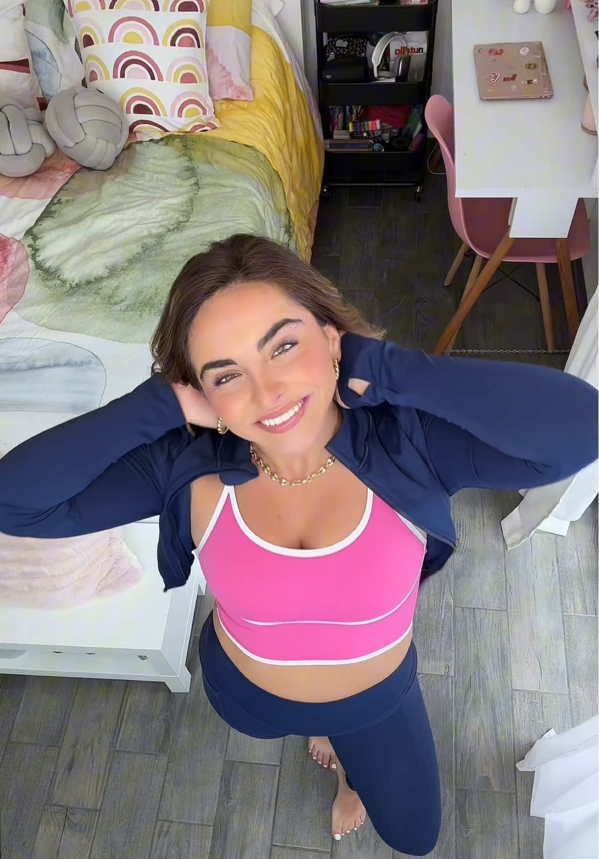 A post by @fer.fzr on TikTok caption: Pink tiene outfit para toda ocasión, cuál fue tu fav? 💗✨ #VSPINK @vspinkmexico  #publicidad