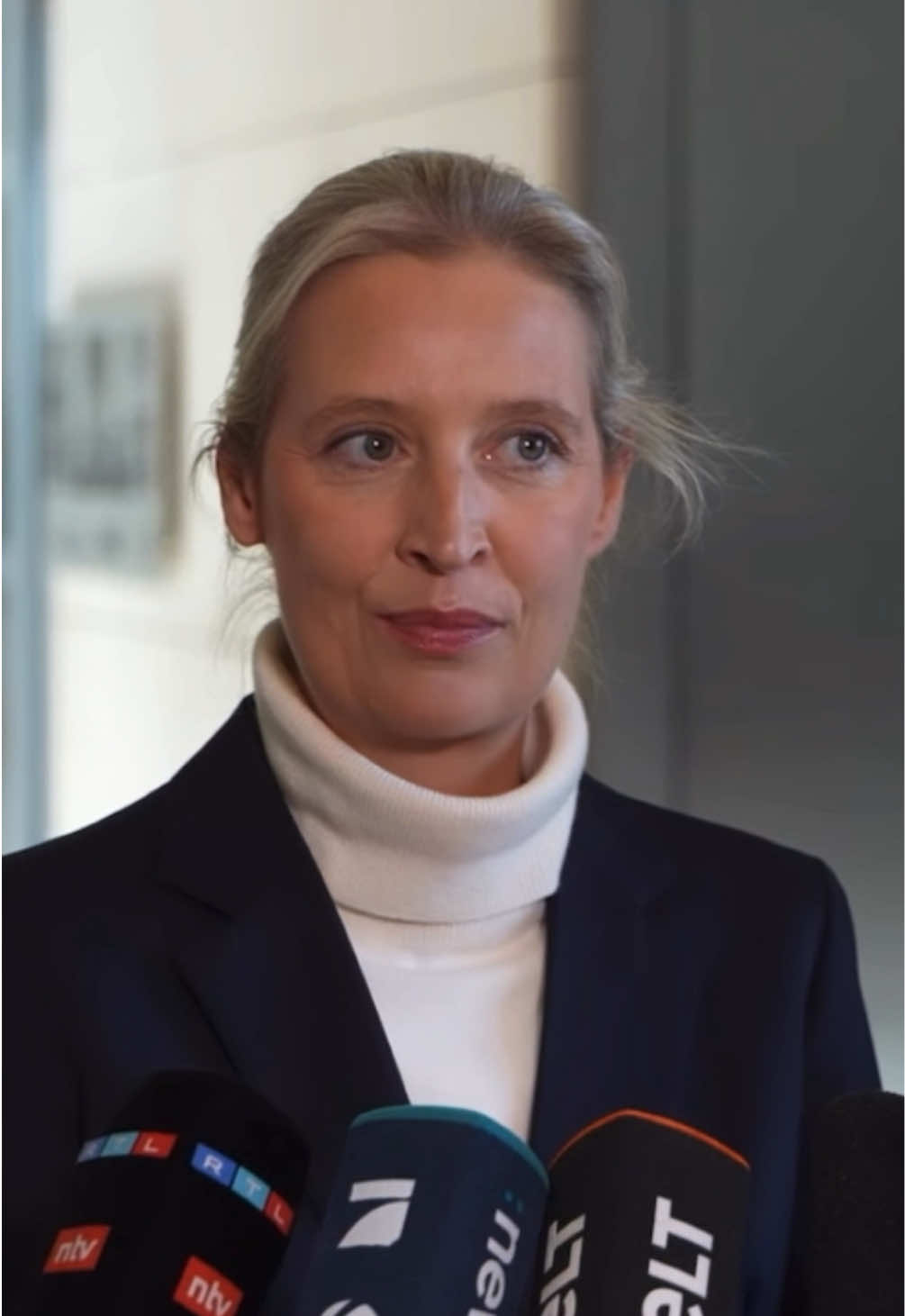 A post by @alice_weidel_afd on TikTok caption: Über zehn Millionen Wähler haben die AfD gewählt. Trotzdem wird uns als größter Oppositionsfraktion bis heute die angemessene parlamentarische Mitwirkung verweigert – insbesondere bei der Besetzung der uns zustehenden Ausschussvorsitze. Die AfD fordert: Schluss mit der undemokratischen Ausgrenzung! #AfD #opposition #demokratie #wählerwille #stärksteopposition #mitwirkung #parlamentarischerechte #bundestag #politik #jetztafd #alternativefürdeutschland #politik #fürdich 