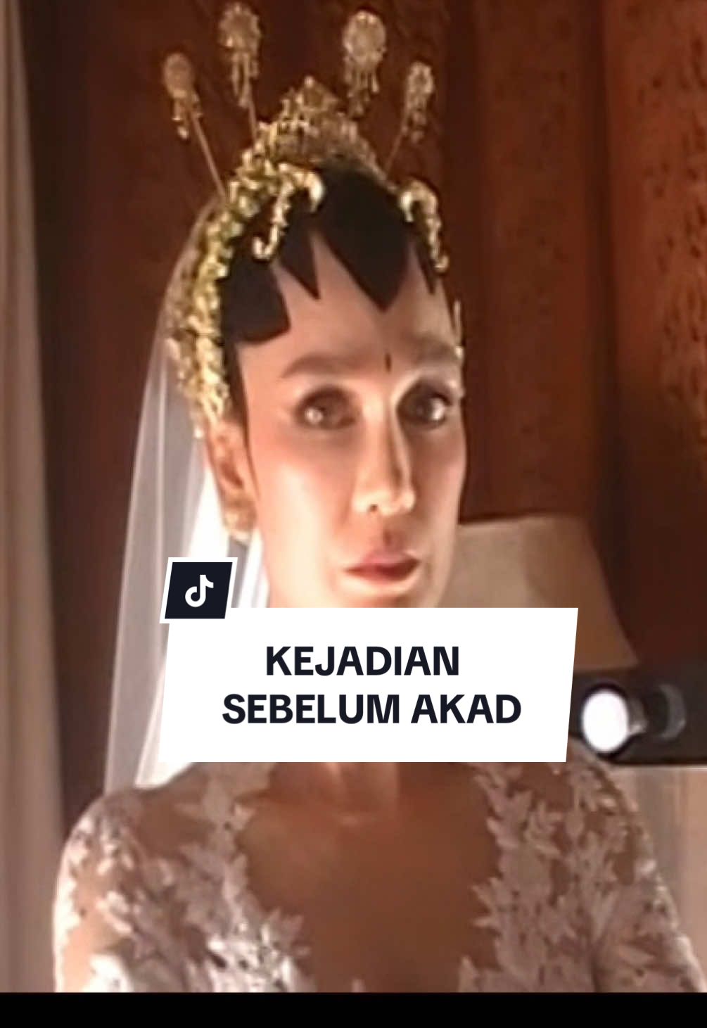 A post by @lunamaya on TikTok caption: Ada-ada aja ya biasanya masalah-masalah yang terjadi di hari H. Seperti kejadian saat salah satu bagian dari kembang goyang ini copot tepat di detik-detik sebelum menuju ke venue, tapi kita coba menghadapinya dengan tenang, meski dari muka keliatan panik dikit ya… tapi akhirnya bisa kembali terpasang lagi dengan baik kok😇 #funfact #moontothemax