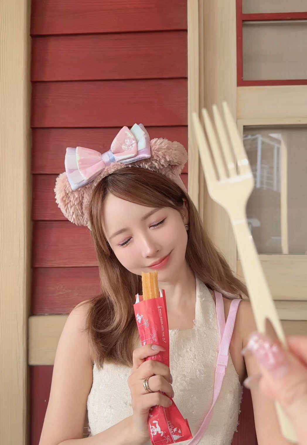 A post by @yua_mikami on TikTok caption: ディズニーおすすめフードは？🫶🏻#ディズニー #ディズニーシー 