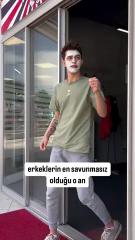 A post by @ezhersolmaz_ on TikTok caption: ayda 1 cilt bakımı o da milletin icinde😂😂😂😂 #keşfet #komedi #keşfetteyiz #ezhersolmaz #komik (marka gozuktuyse **reklam ) 
