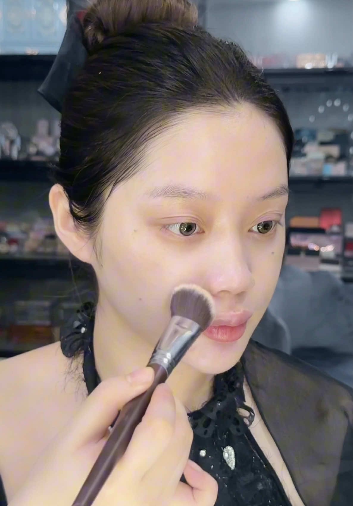 A post by @_inlil on TikTok caption: ✅ Cộng 1 cách đánh nền bền đẹp giữ tone màu cùng #inlil #maybelline #fitme #makeup #maybellinepartner 