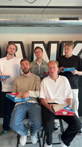 A post by @bankzitters on TikTok caption: Ad | Omschrijven kunnen we niet, maar lekkere pizza’s samenstellen wel (beloofd!). Haal de Bankzitters Pizza Range tot en met 15 juni bij Domino’s. Link in bio. 