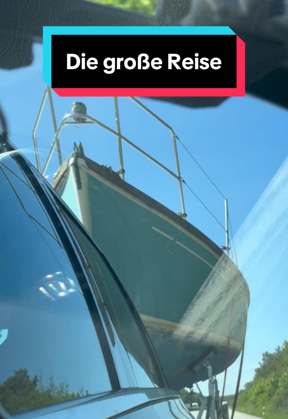 A post by @timrasch on TikTok caption: 300€-Boot. 10 Stunden Autobahn. Wenn’s kippt, bin ich Legende.  #heuteknallts #fyp #abfahrt #diyfail
