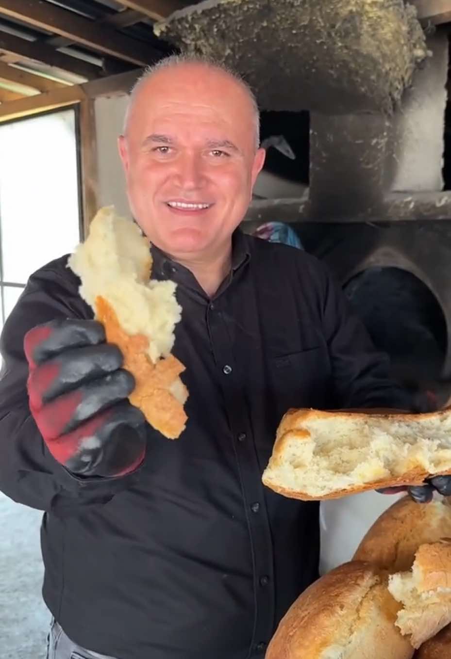 A post by @himmetpolatt on TikTok caption: Bu ekmekten isteyen var mı .? . . . . . . #ekmek #köy #köyekmeği #tandır ##tandırekmeği #food #ağababadöner #himmetpolatt #yemektarifleri #foods #food @Agababadoner  