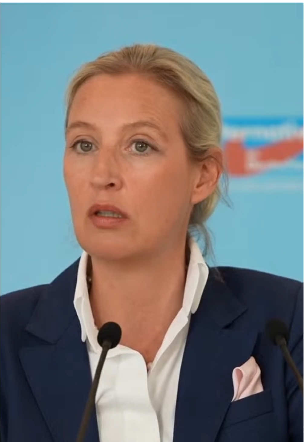 A post by @alice_weidel_afd on TikTok caption: Deutschland braucht endlich eine funktionierende Rückführungspolitik. Wir haben in Deutschland 221.000 ausreisepflichtige Personen und zu wenig Plätze für Abschiebegewahrsam.  Wir fordern die konsequente Durchsetzung des Rechts, die Abschaffung von Bleiberechtsregelungen und klare Maßnahmen gegenüber nicht kooperierenden Herkunftsstaaten. #AfD #migration #rückführung #ausreisepflicht #grenzkontrollen #deutschland #sicherheit #jetztafd #alternativefürdeutschland #politik #fürdich 