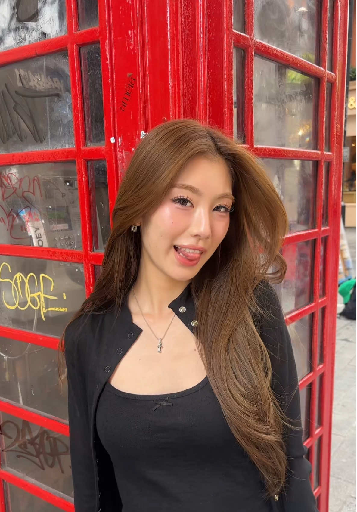A post by @monakoaa on TikTok caption: i’m in london🇬🇧🖤