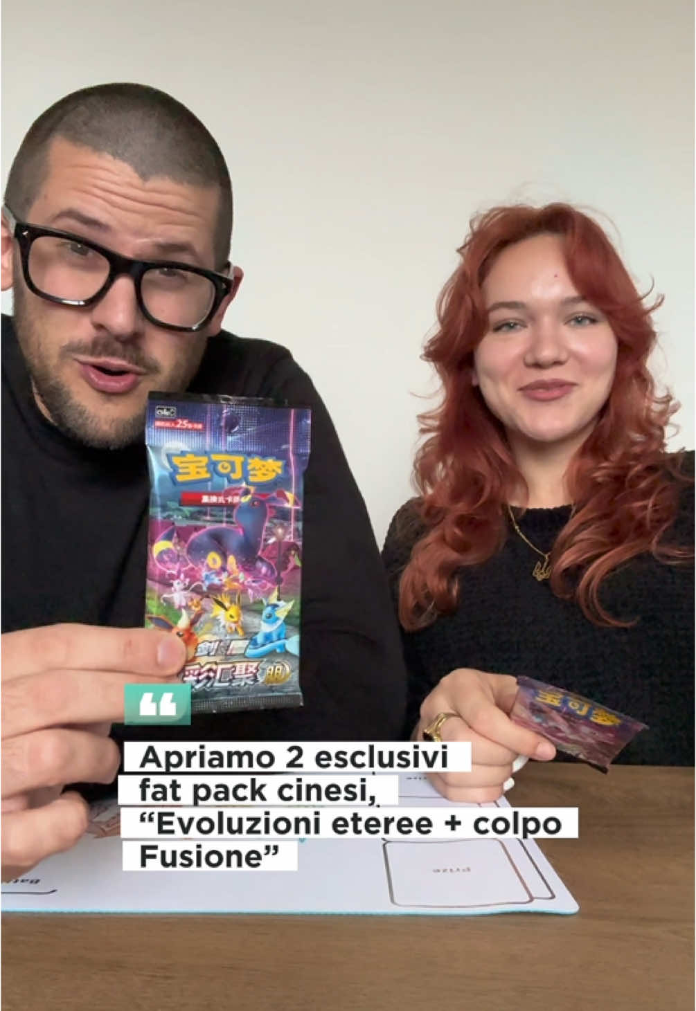 A post by @granmaestro_sowe on TikTok caption: Apriamo 2 goduriosi fat pack con Babu. I fat pack saranno in sconto questo weekend in live 🔥🔥🔥  hype.  #chinesepokemon #pokemon #pokemontiktok #evoluzionieteree #umbreon #umbreonvmax #sbustopokemon #sbustare 