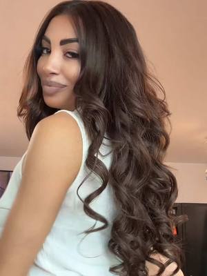 A post by @adrianaciriblan95 on TikTok caption: Creț sau drept ? 
