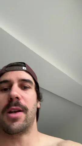 A post by @owlofficiel1 on TikTok caption: COMMENT ÇA Y’A PAS UN FRANÇAIS SUR DEUX QUI L’A ACHETÉ  📘 MON E-BOOK COMPLET SUR LA TRANSFORMATION PHYSIQUE Un guide clair et accessible pour comprendre la nutrition, la musculation, les erreurs à éviter, les plans alimentaires, les programmes adaptés aux objectifs... 🚀 Télécharge-le ici ou sur linktree: 👉https://owlsphere.fr/produit/musculation-le-guide-du-debutant/ 🔥 MES OUTILS ET PARTENAIRES 🔥 🏋️‍♂️ Mon entreprise de coaching : → Coaching personnalisé pour transformer ton physique et ta discipline : 🌐 https://owlsphere.fr 🎯 Mon programme collectif & communauté Discord : → Accès via Patreon pour rejoindre La Sphère des Créateurs (entraide, contenu exclusif, Q&A, entraide entre créateurs) 🧠 https://linktw.in/MIMokm 🏃‍♂️ Tapis de marche pour bosser en bougeant : → -10 % avec le code OWLYSHIT chez Home Fitness Code https://fr.homefitnesscode.com/?ref=lhcwwuam 💪 Compléments de qualité made in France : → -10 % sur tout le site Nutripure avec le code OWLYSHIT 🌿 https://www.nutripure.fr/fr/?s=owlyshit   