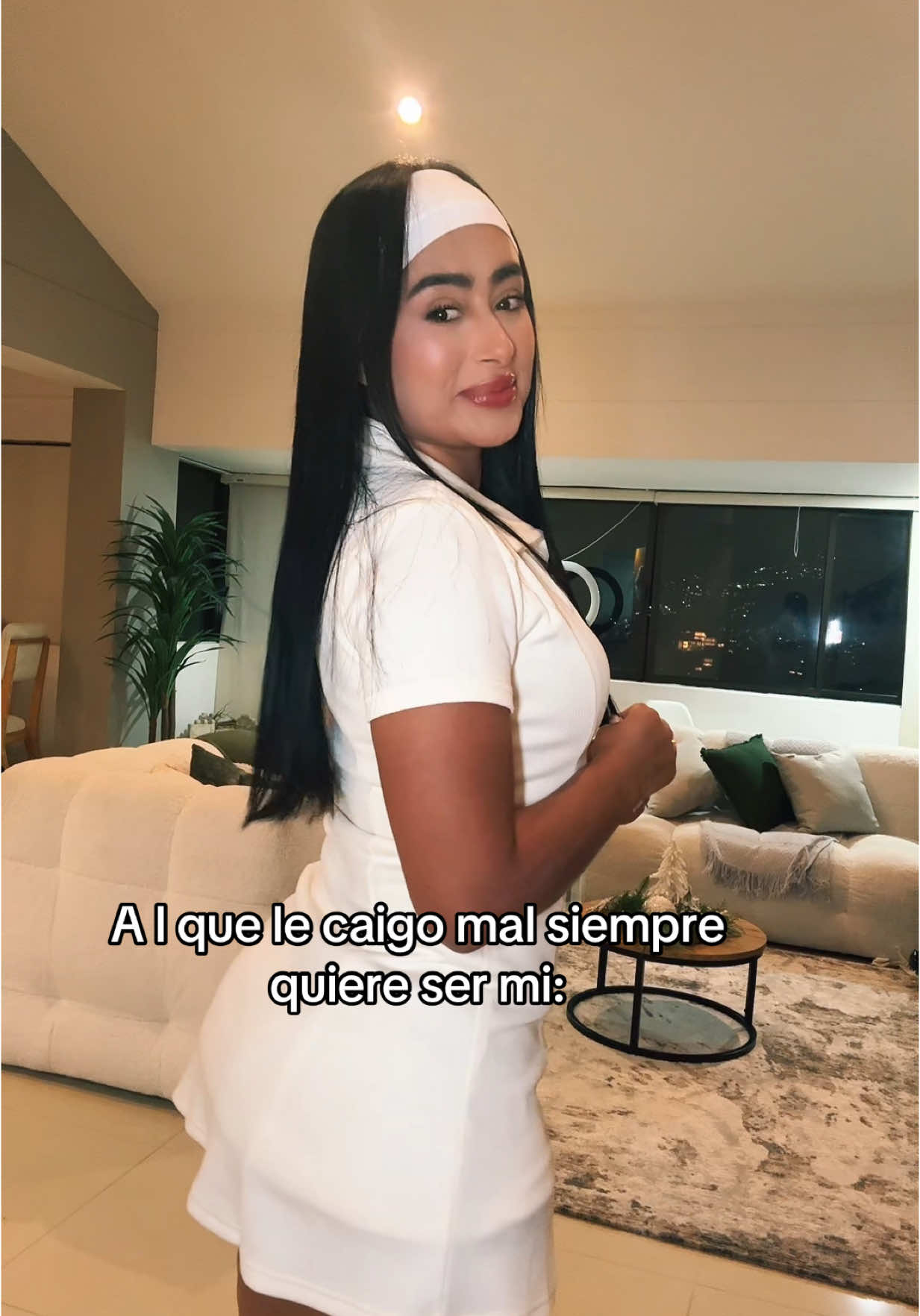 A post by @monicavallejooficiall on TikTok caption: Quiere mis sobrados ajjajaja 