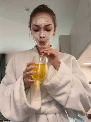 A post by @unlabeled_ on TikTok caption: Anzeige 💋 | Hoffe das beantwortet eure Frage, warum ich trotz hartem körperlichem Einsatz trotzdem so gut aussehe 😔😔 (danke @Lancôme 🤭) #lancomeskincare #genifique #lancome