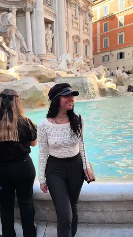 A post by @byniart on TikTok caption: Tiré mi moneda para volver a Roma 😍✨