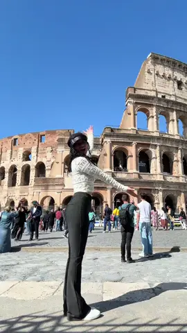 A post by @byniart on TikTok caption: ROMA 🗣️ conocí otra de las 7 Maravillas del Mundo! ✨ El Coliseo Romano 🇮🇹