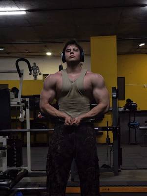 A post by @axelmguerra on TikTok caption: Code: Axel en YOUNGLA para entrar al sorteo IPhone 16 📱+ gift cards #fitness #gymtok #fyp #gym #fitnessmotivation #aesthetic 