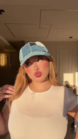 A post by @nada.benkirat on TikTok caption: غير راسي وراسك 🫣😋 #nadabenkirat 