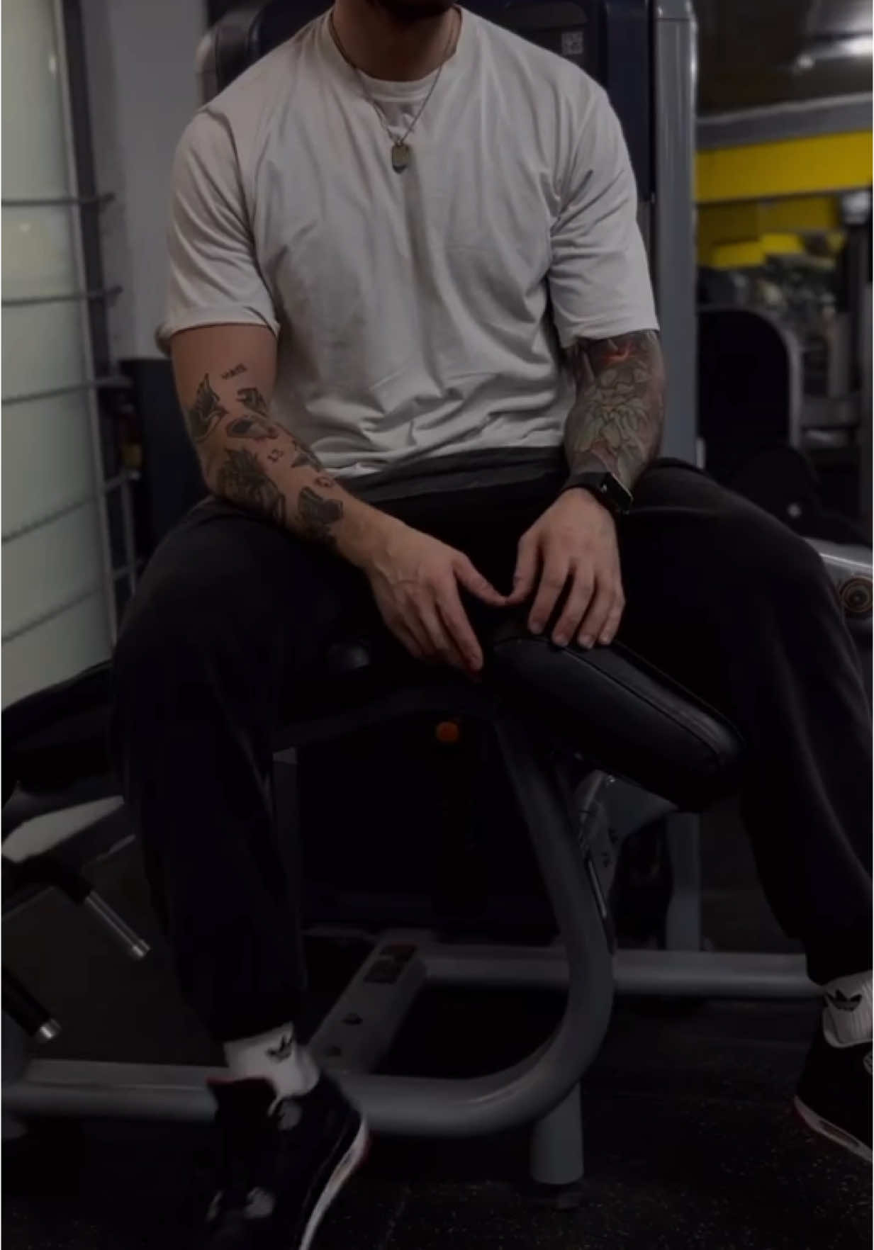 A post by @_ste.fit_ on TikTok caption: 🤭#gym #gymmotivation🏋️‍♀️ #fyp #bodybuilding #tren 