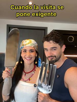 A post by @carolinarinconf on TikTok caption: La visita exigente 😅🤣 #hermanos #visita #hogar #humor #nadaesloqueparece #cocina 