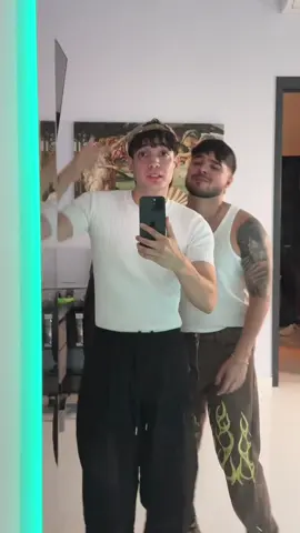 A post by @nandoweee on TikTok caption: 💁🏻‍♂️👄🤙🏻 @YOLO 