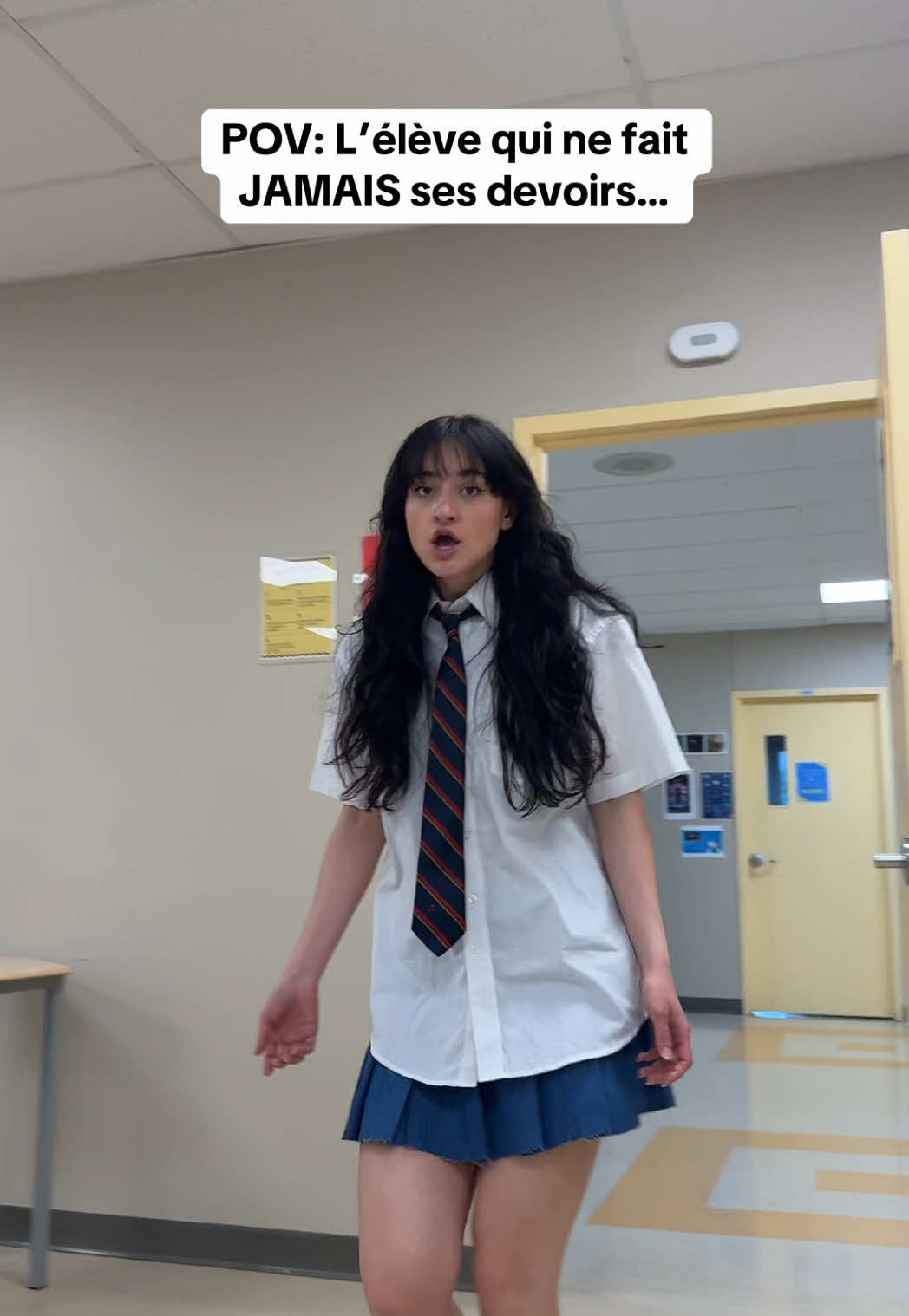 A post by @emylalune on TikTok caption: En même temps, elles a tellement des BONNES excuses🤷🏻‍♀️😂  #humour #école #devoirs 