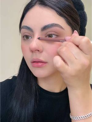 A post by @soymelissanavarro on TikTok caption: Makeup del día con una de mis marcas fav @Revlon México ☀️ hoy hice un look súper glimmer y améeeee, vean el final 😍 #BRILLASINLIMITES #REVLONMEXICO #PUBLICIDAD