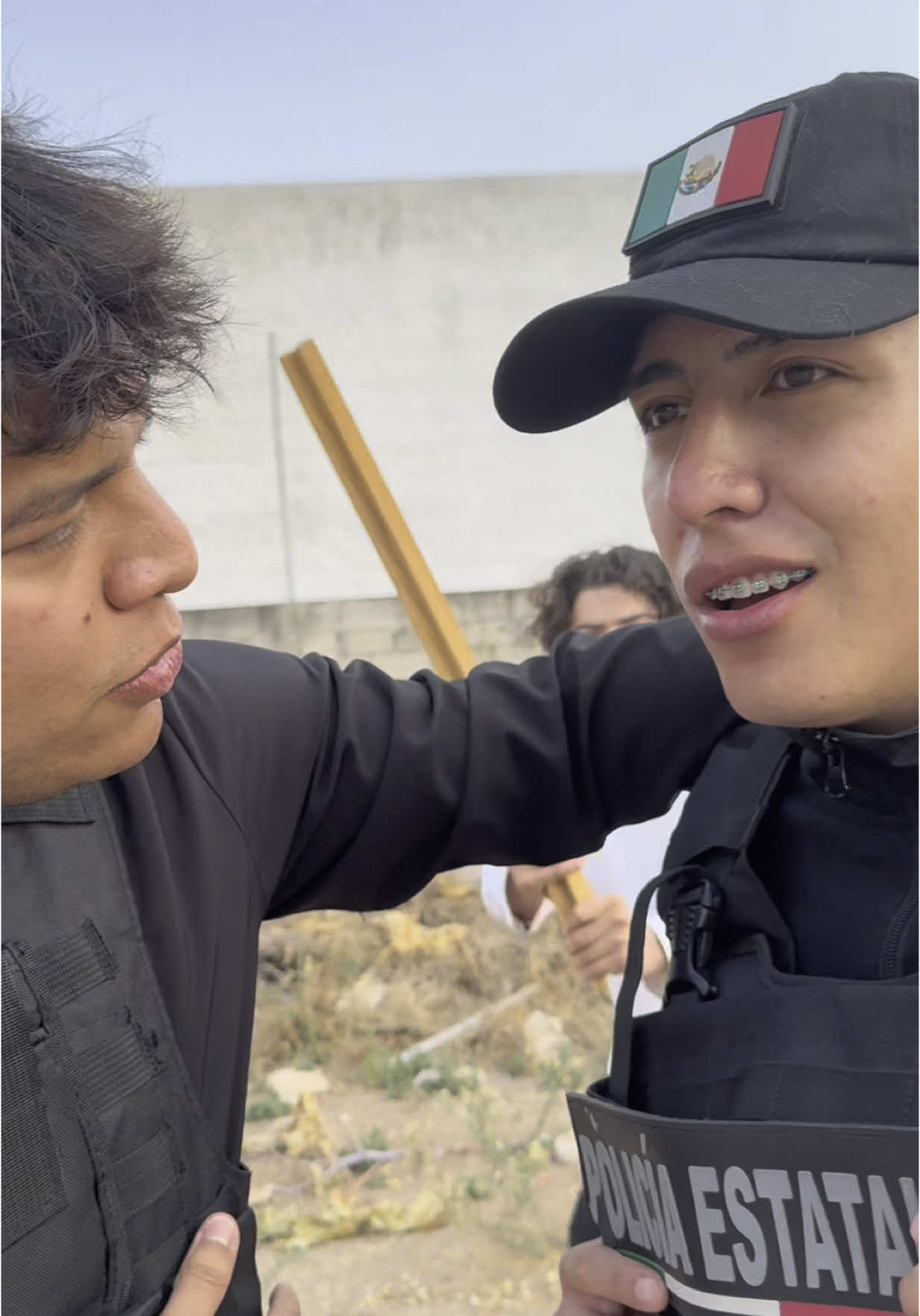 A post by @niloc_reyezz on TikTok caption: Eso o te tableamos 😂 #mexico #familia #antiguo 